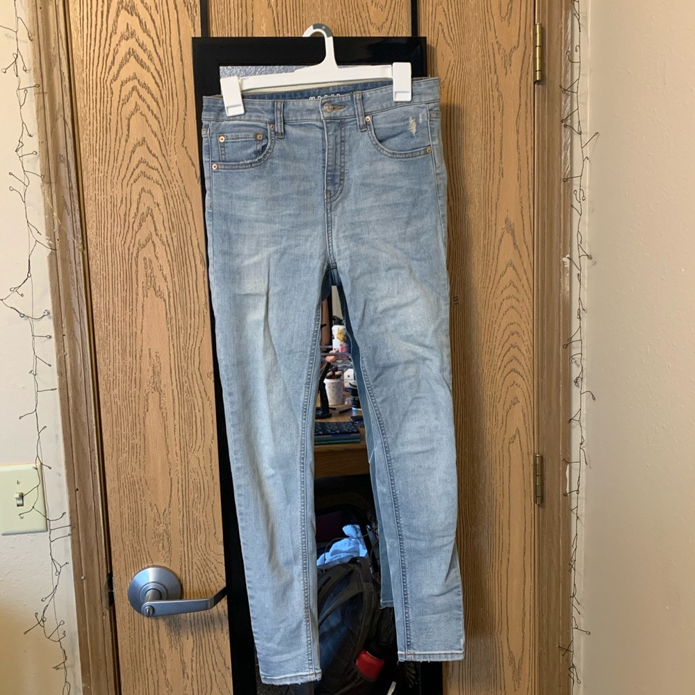 Light wash skinny jeans!!